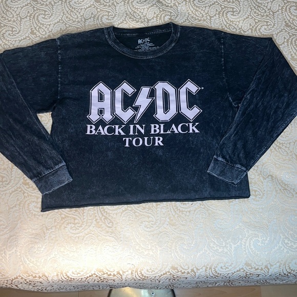 AC⚡️DC Tops - AC⚡️DC BACK IN BLACK TOUR Long Sleeve Cropped Tee Shirt.